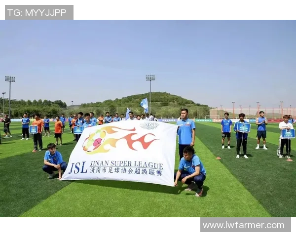 足球球星亮相大型公益活动现场 展现体育精神与社会责任感 足球球星亮相大型公益活动现场 展现体育精神与社会责任感