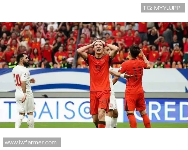 足球球星怒火难掩赛场瞬间情绪爆发引发热议