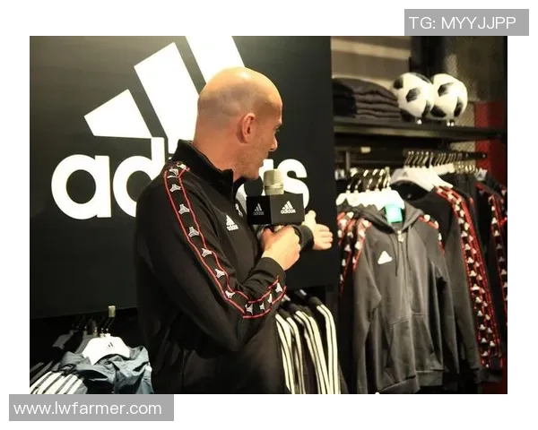 足球球星街头展现潮流风格身穿af引领运动与时尚结合